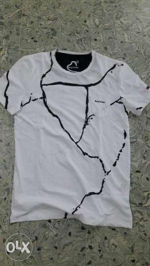Branded original T-shirts at best price in market.