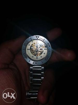 Gucci automatic watch. no battery required. i
