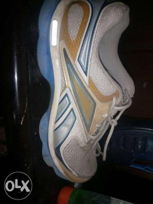 Reebok run TONE shoes in tip top condition.. 9