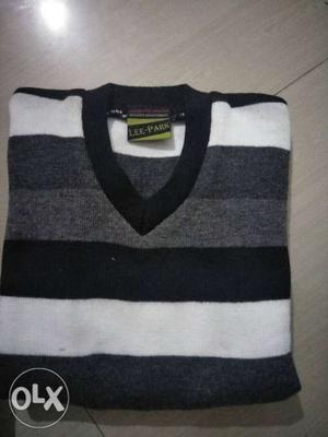White And Black Striped V-neck swetter for 5year boy.not