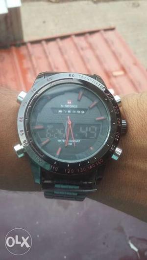 Neviforce dual time black colour uses watch