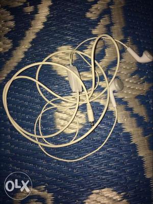 Original samsung earphone 10 days used only..
