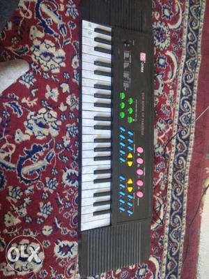 Piano in gud condition sell r exchange with guitar