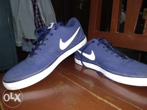 Navy blue Nike check solar canvas sneakers. Size-