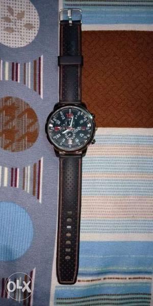Round dial watch in good condition for sale
