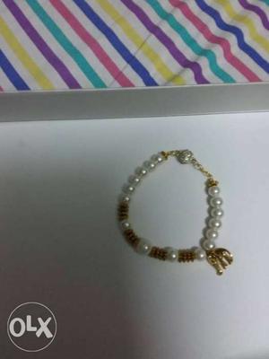 Beautiful pearl bracelet with magnetic lock.Easy