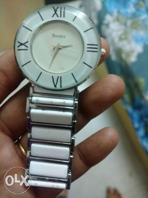 White causal wear metal watch