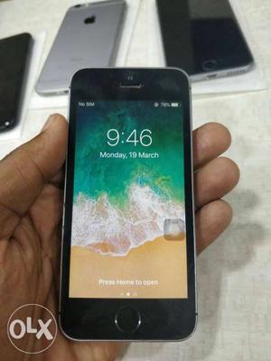 Iphone se 64gb space grey. With headphone,