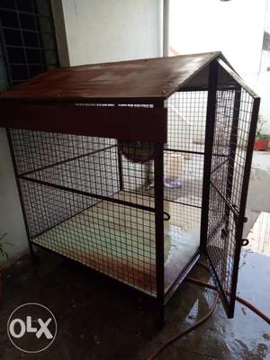 One hand used dog house The prefect house for