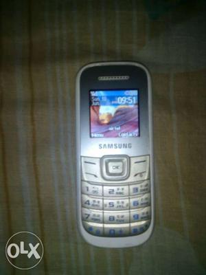 Samsung Guru _GT Zkyins White phone Cndtn