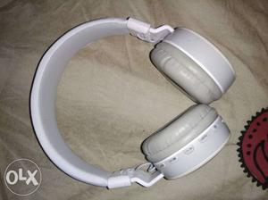White headphones awesome sound quality... V.less