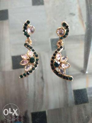 Pair Of Women's Gold-colored Earrings With Green Gemstones