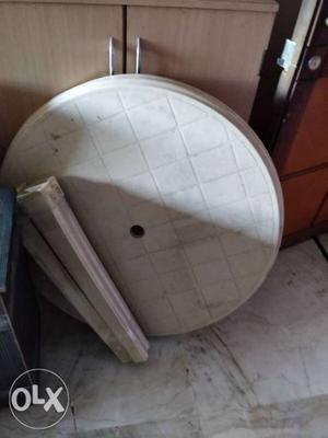 4 legged Round plastic table packed for Sale