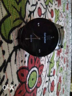 A round dial polish black watch