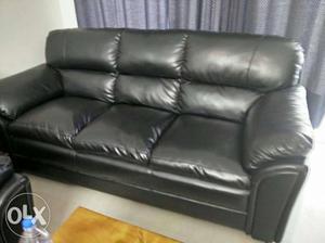 Black coloured 3+1+1 sofa. Very good condition