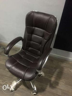 Comfortable and adjustable boss chair