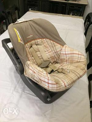 Evenflo Baby Car Seat in a very good condition.