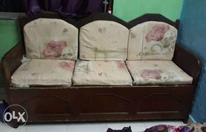 Sitting sofa adjustable pillows in good condition