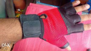 Men's gym wear with wrist support