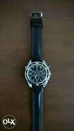 Round Black And Silver-colored Chronograph Watch With Black