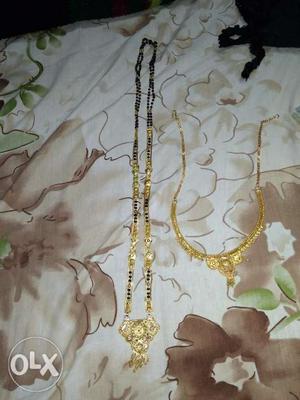 A pair of necklace 1 is small and another 1 is
