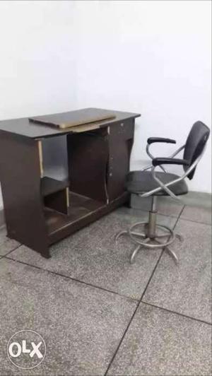 Computer chair + table in superb condition 72o68
