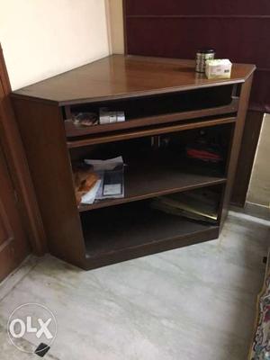 Corner computer table. Good condition.Made of Wood