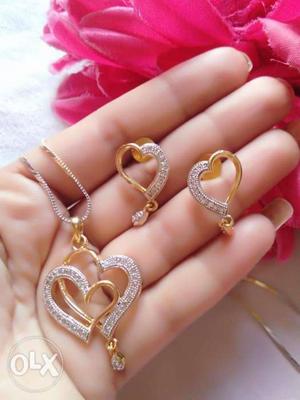 Gold-colored Hand Jewelry