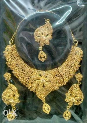 Gold necklace with earings and mangtika. antic