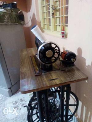 Good condition tailor machine with motor also