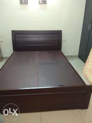 Queen size bed in very good condition for sale