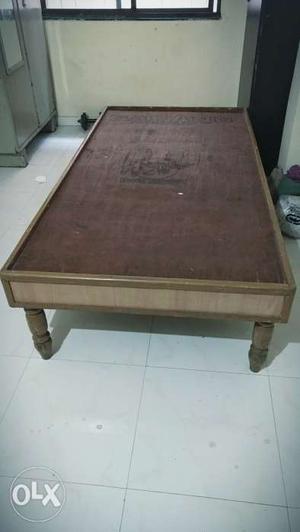 Woodern bed with good condition (6 legs, single)