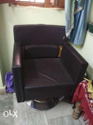 Hair cut chair for saloon and beauty parlours