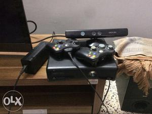Black xbox 360 with 2 controllers and kinect 500