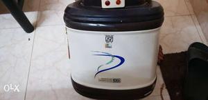 Electric gyser for sale, in working condition, 6liters