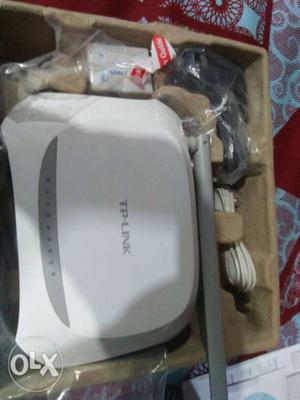 White And Gray TP-Link Wifi Router