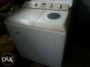 White Top-load Clothes Washing Machine