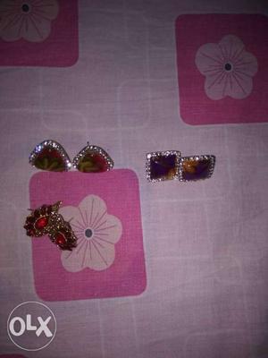 Beautiful earrings rs 100 each in a vry gud condition