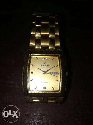 Golden colour watch with week indicator in 2