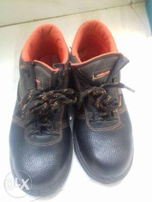 Safety shoes size 6 good condition reason size