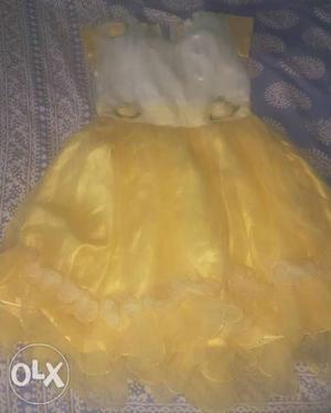 Beautiful yellow and white frock it's fit 7 to 10