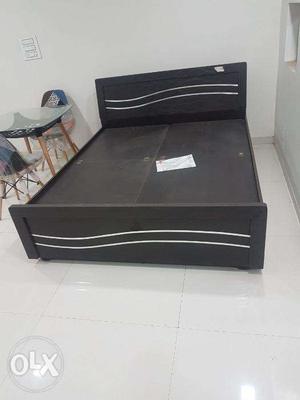 Double bed 6x5 for ur bedroom.