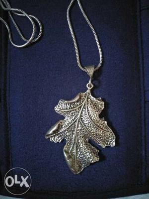 Leaf motif pendant with chain