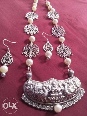 Silver-colored Chain Necklace And Pair Of Earrings
