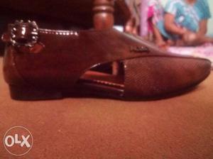Unpaired Brown Leather Flat Shoe With Buckle