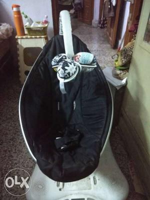 Mint condition MamaRoo automatic swing for baby