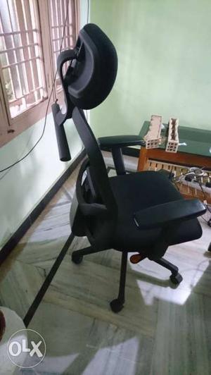 Office chair in very good condition and small laptop table