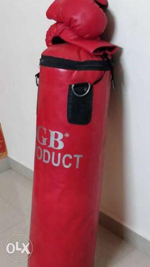 Punching bag 20kg.Free gloves.PRICE IS NEGOTIABLE