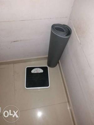 Yoga mat and weighing scale. perfect condition.