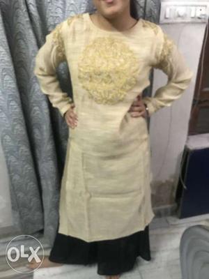 Be elegant in this fawn colour kurta with golden